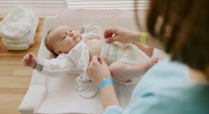 Cambio pannolino: guida pratica per prevenire arrossamenti e irritazioni