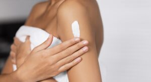 Idratazione corpo a marzo: la routine semplice per pelle morbida