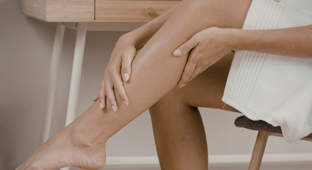 Gambe pesanti: cosa fare davvero quando arriva il caldo
