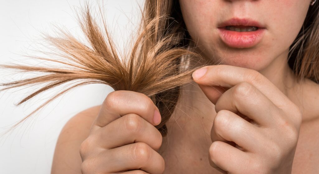 Capelli dopo l’estate: come recuperarli dopo sole, mare e cloro
